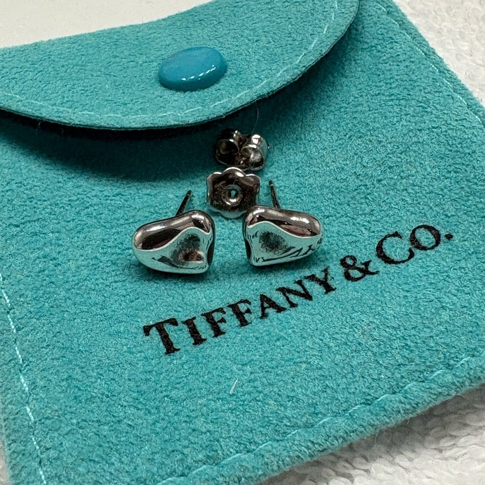 Tiffany & Co. Full Heart Studs. With original
Pouch. Original owner